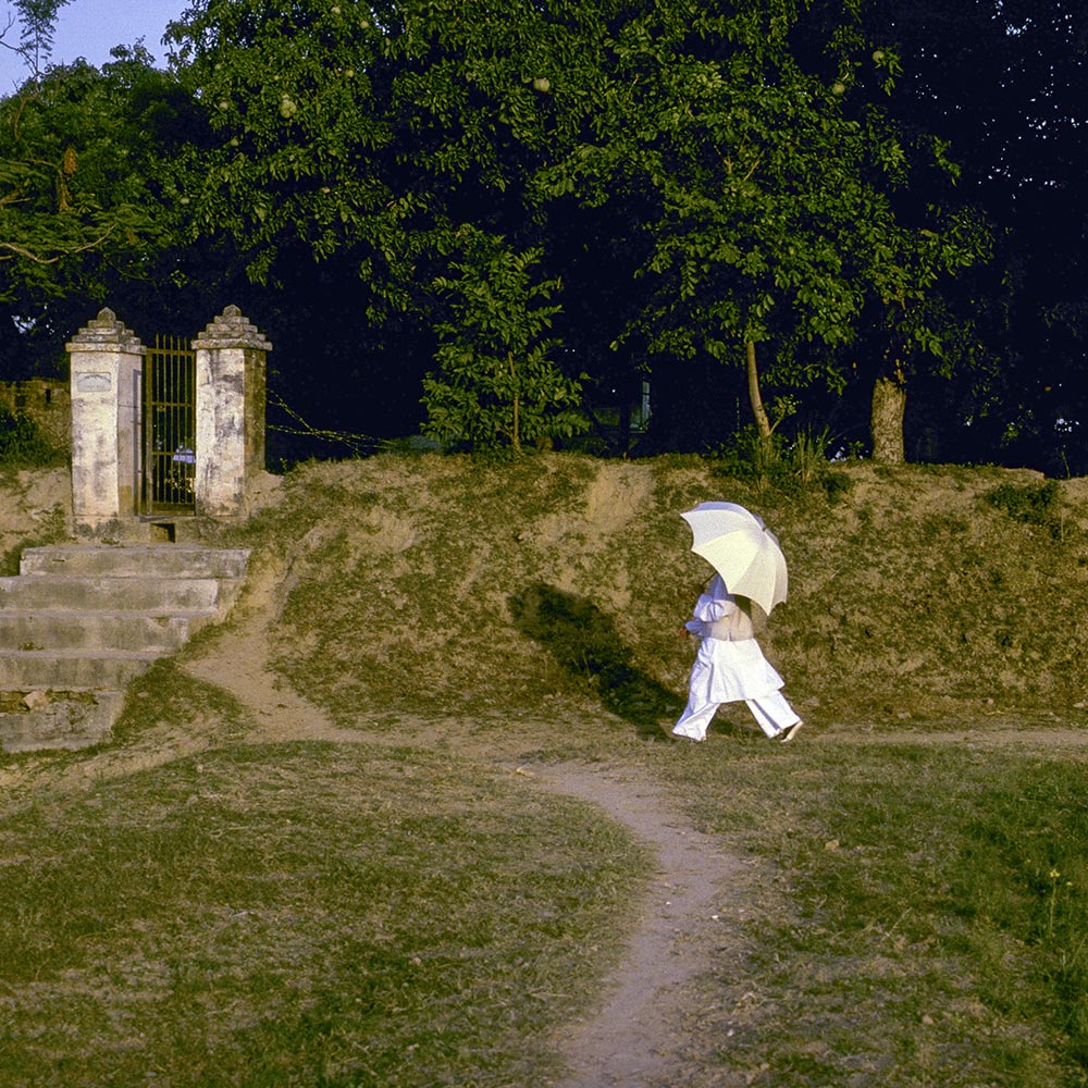 Krishnamurti walking in Rajghat